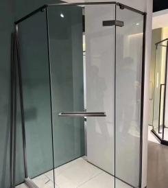 PHÒNG TẮM GÓC 135 ĐỘ MỞ QUAY BẢN LỀ CHỮ NHẬT BẮT CẠNH