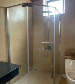 PHÒNG TẮM GÓC 135 ĐỘ MỞ QUAY BẢN LỀ CHỮ NHẬT TRỤC TRÊN DƯỚI