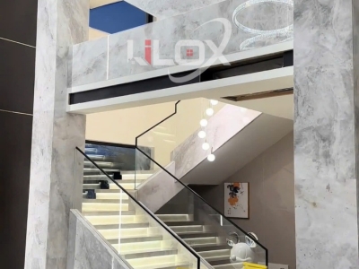 Sự kết hợp giữa U thép mạ kẽm âm sàn và Tay vịn nhôm 3D 